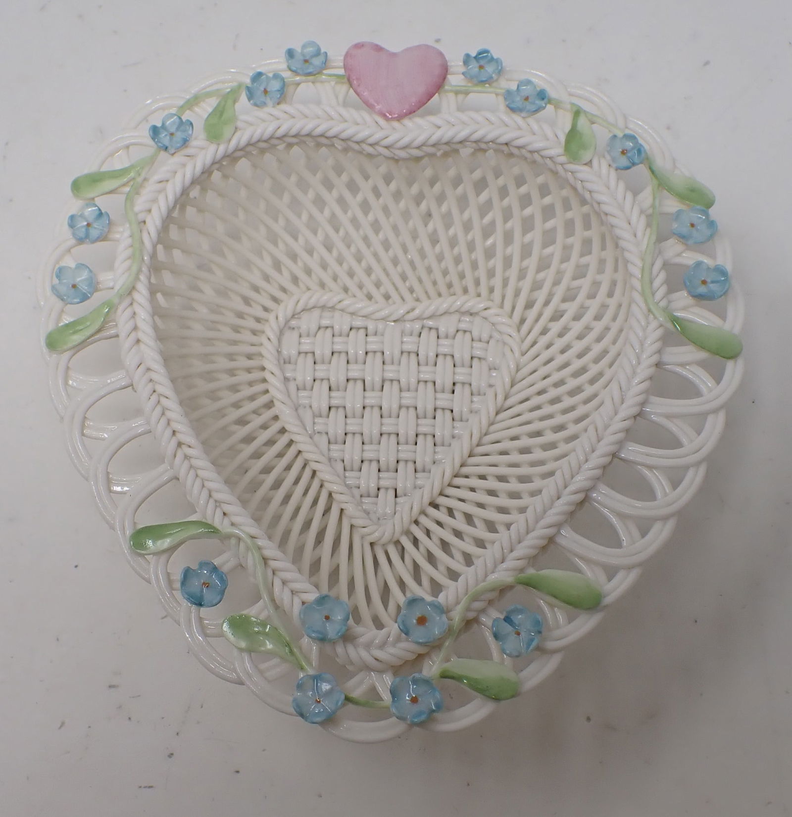 2006 Belleek Love Heart Basket (1 of 3)