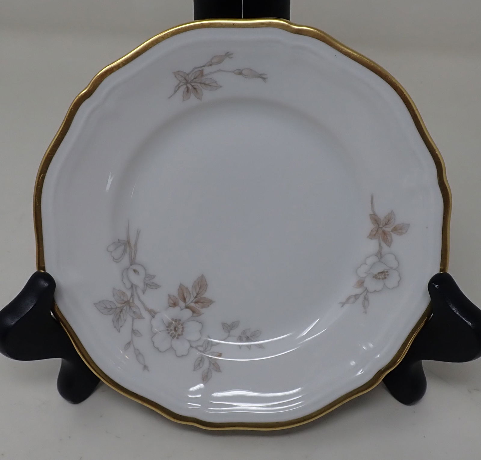 8 Johann Bavaria Chippendale Plates: Apprx 6" in diameter. Shipping available