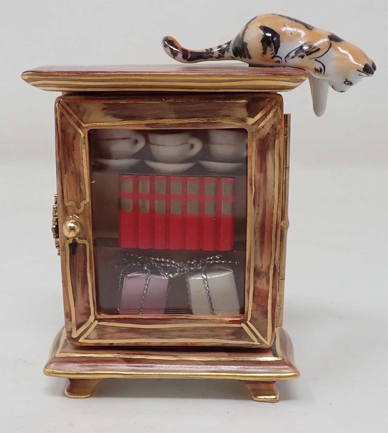 Limoges Trinket Box Style Figurine: Apprx 1" x 2 1/8" x 3 1/4". Shipping available
