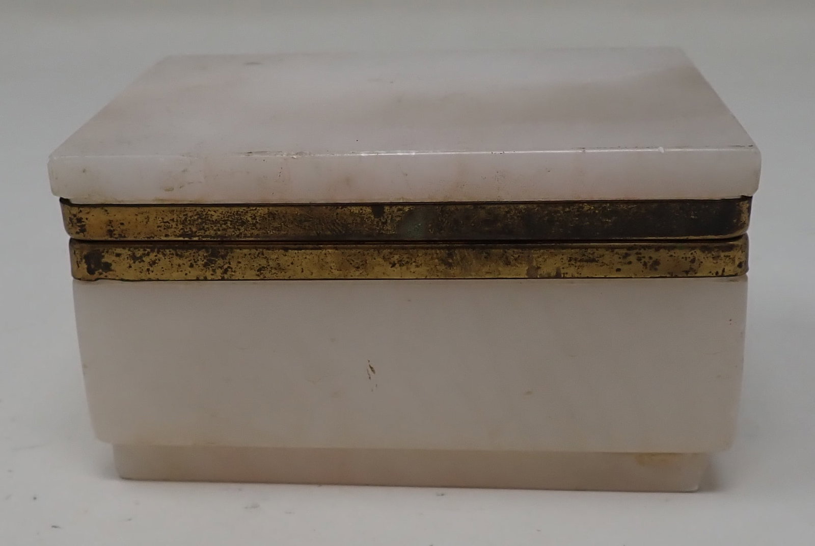 Marble Jewelry / Vanity Box: Apprx 2 7/8" x 4" x 2 1/4" tall. Shipping available