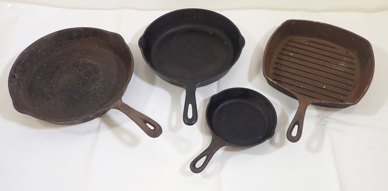 Wagner & Lodge Cast Iron Skillets (1 of 4)