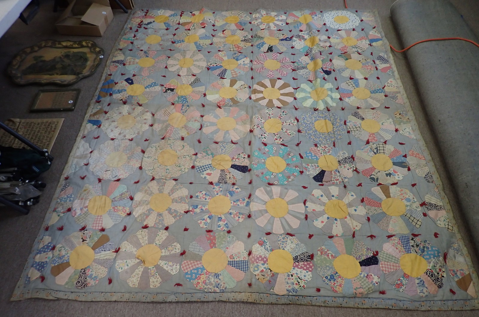 Dresden Plate Quilt: Apprx 75" x 90". Shipping available
