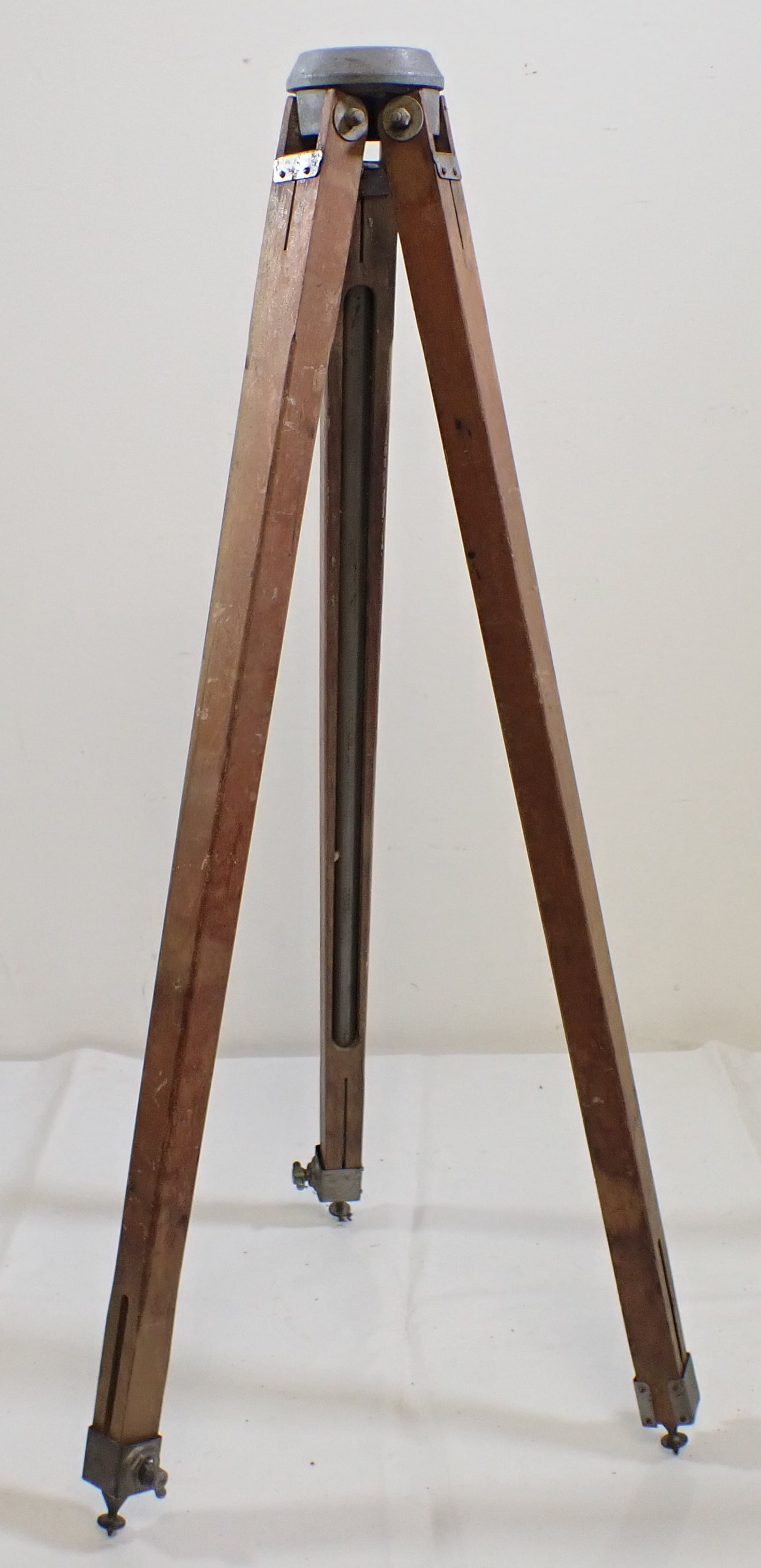 Graflex Camera Tripod: No in house shipping !