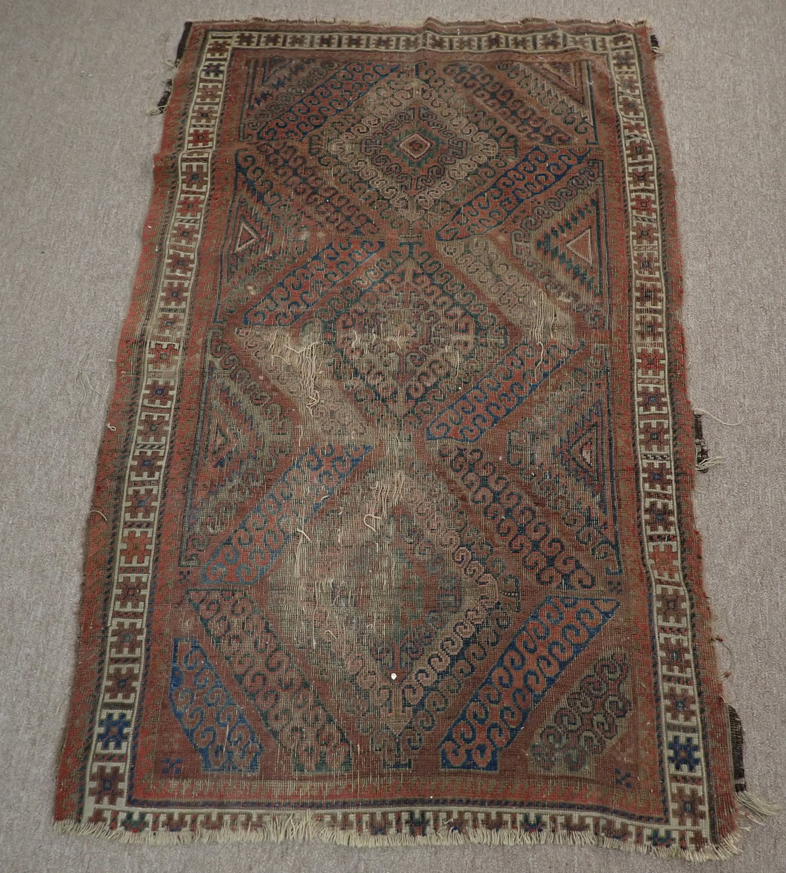 Persian Rug: Approx 39" x 64". Shipping avialable