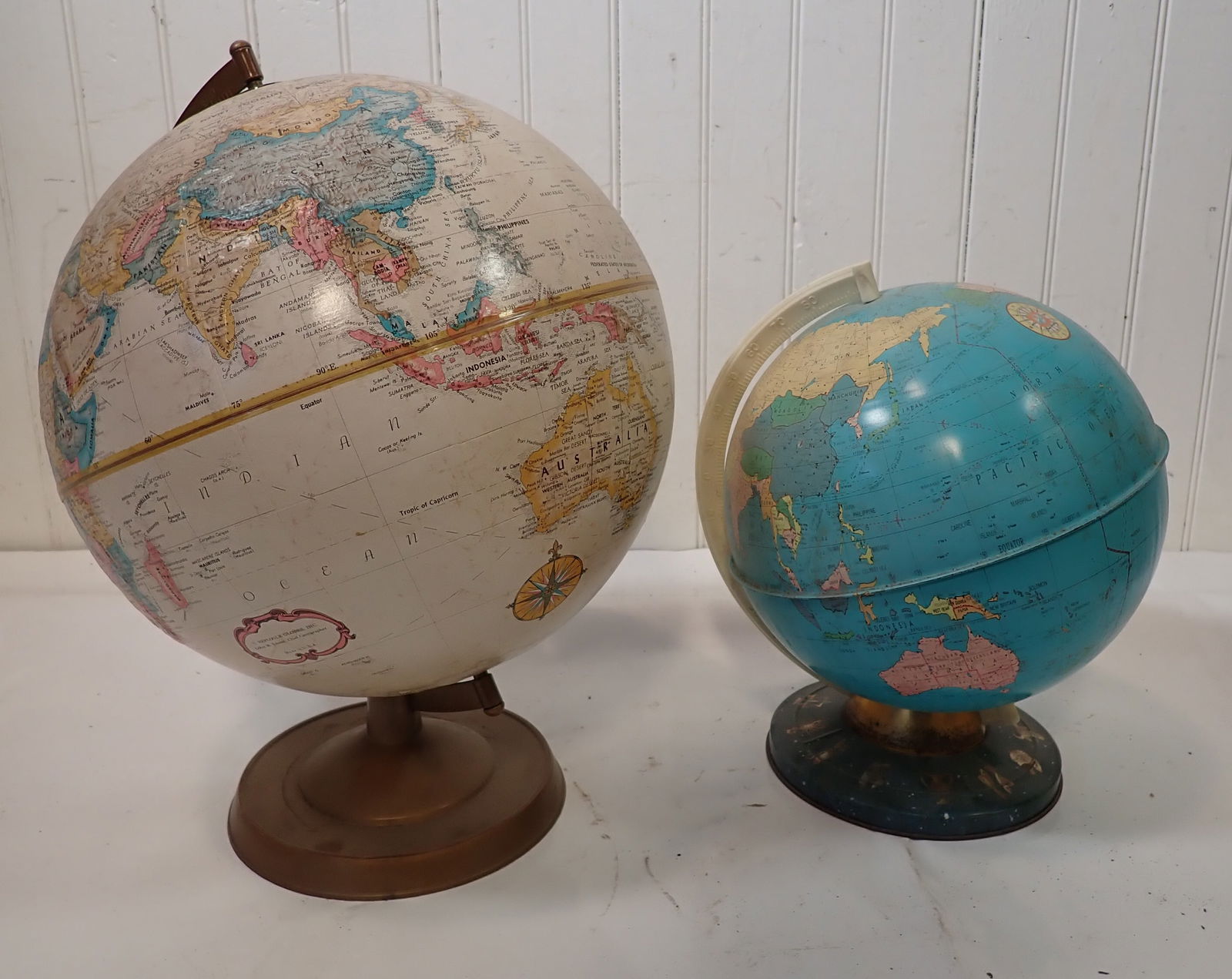Globes incl Replogle 12" World Classic (1 of 4)