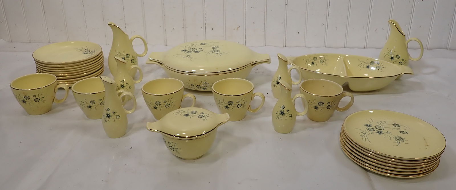 64 pcs Taylor Smith Taylor Dinnerware (1 of 7)