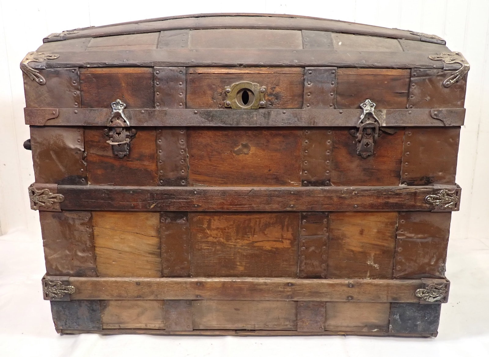Dome Top Trunk: Approx 20 3/4" x 33" x 26" tall. No shipping ! Bring help to remove !
