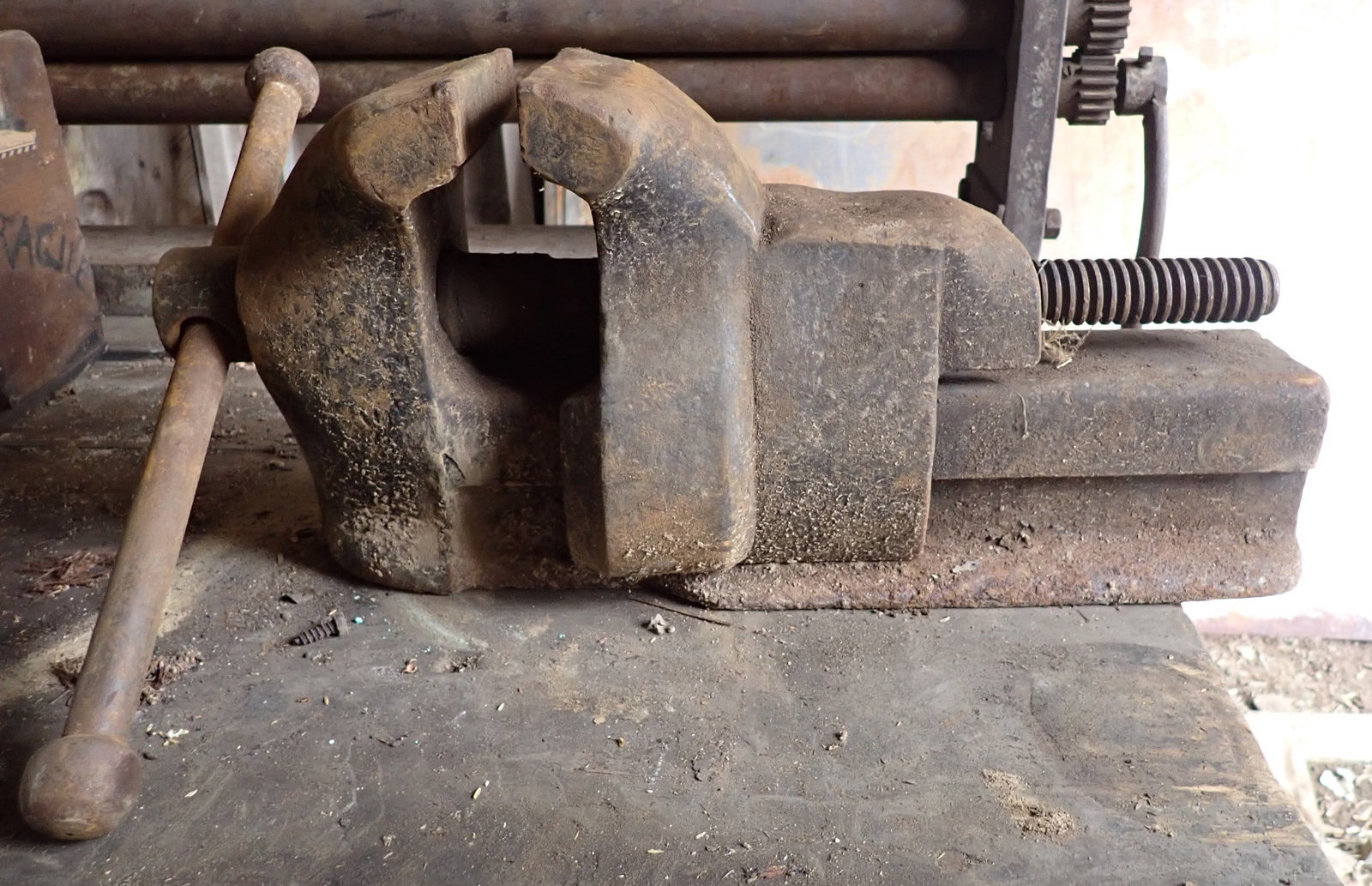 Antique Vise w/ 6" Jaws (1 of 4)