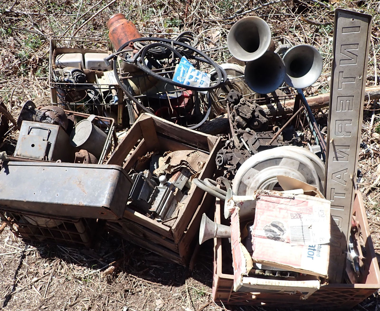 Truck Horns Carburetors Beam Trolley Mack Emblem (1 of 12)