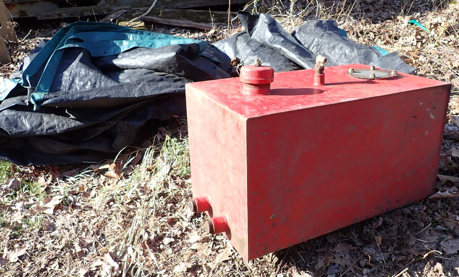 Fuel / Hydraulic Oil Tank & Tarp: Tank is apprx 18 1/2" x 32 1/4" x 18" tall. No in house shipping !