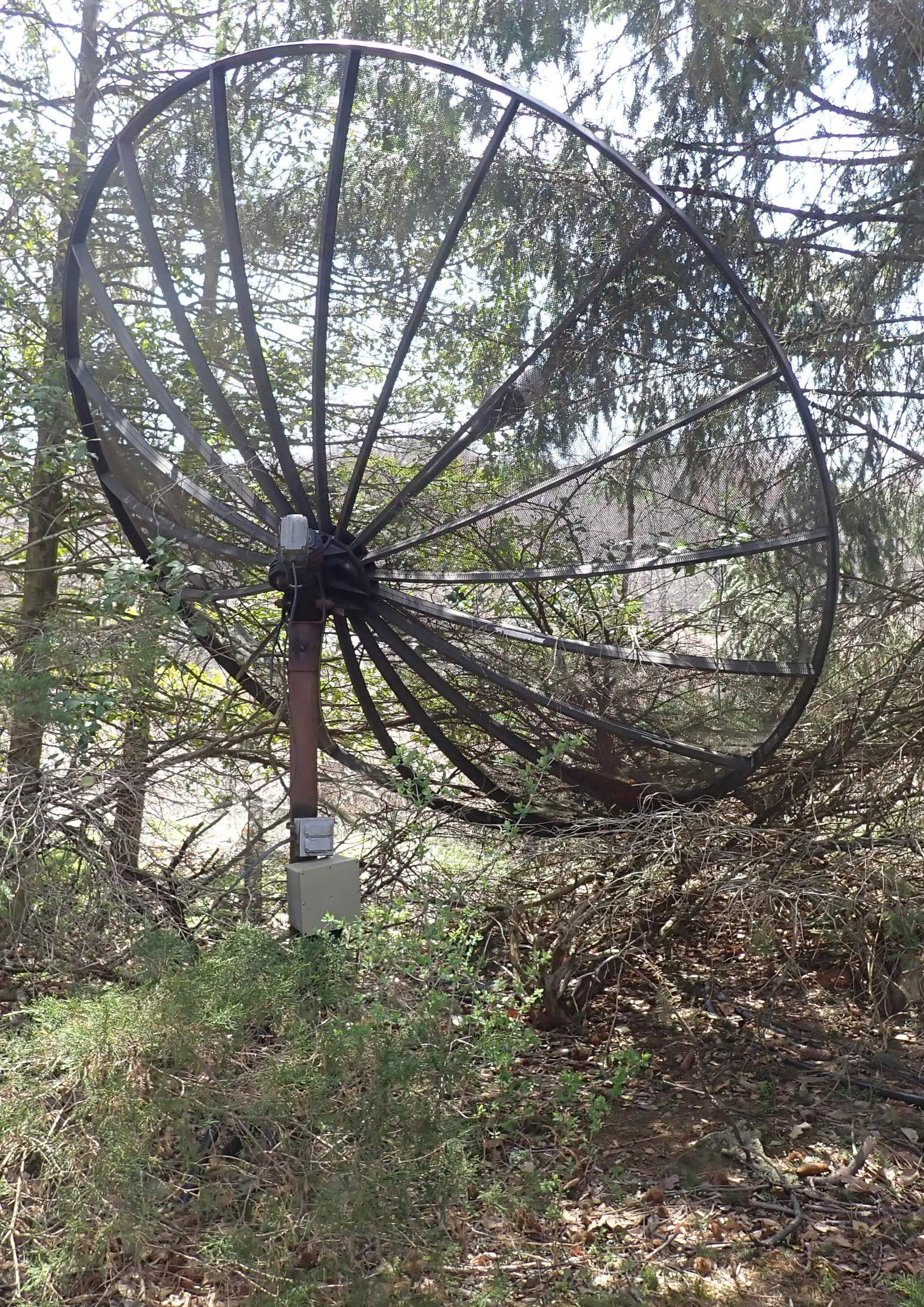 Satellite Dish: Bring proper tools or equipment to remove. No in house shipping !