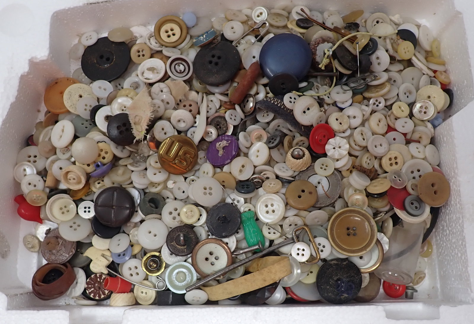 Buttons incl US Military: Shipping available