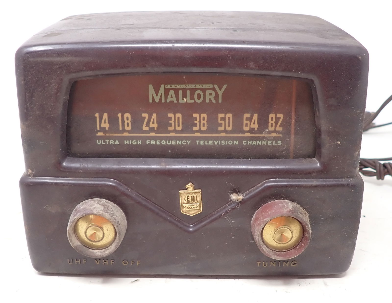 Mallory Bakelite Radio: Approx 4 1/2" x 7 1/2" x 5 1/2" tall. Shipping available