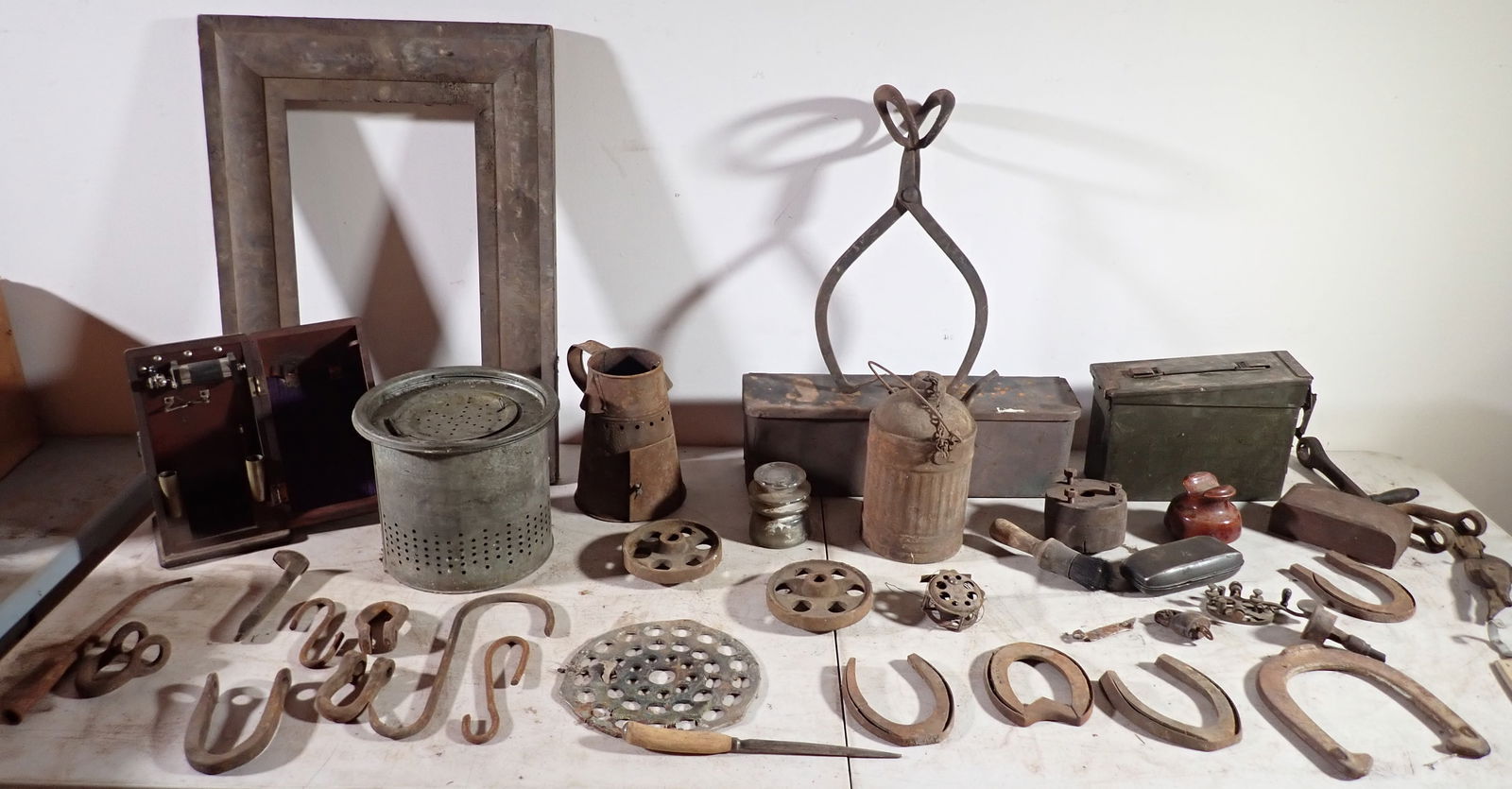 Horseshoes Ammo Box Fishing Reel & Misc (1 of 10)