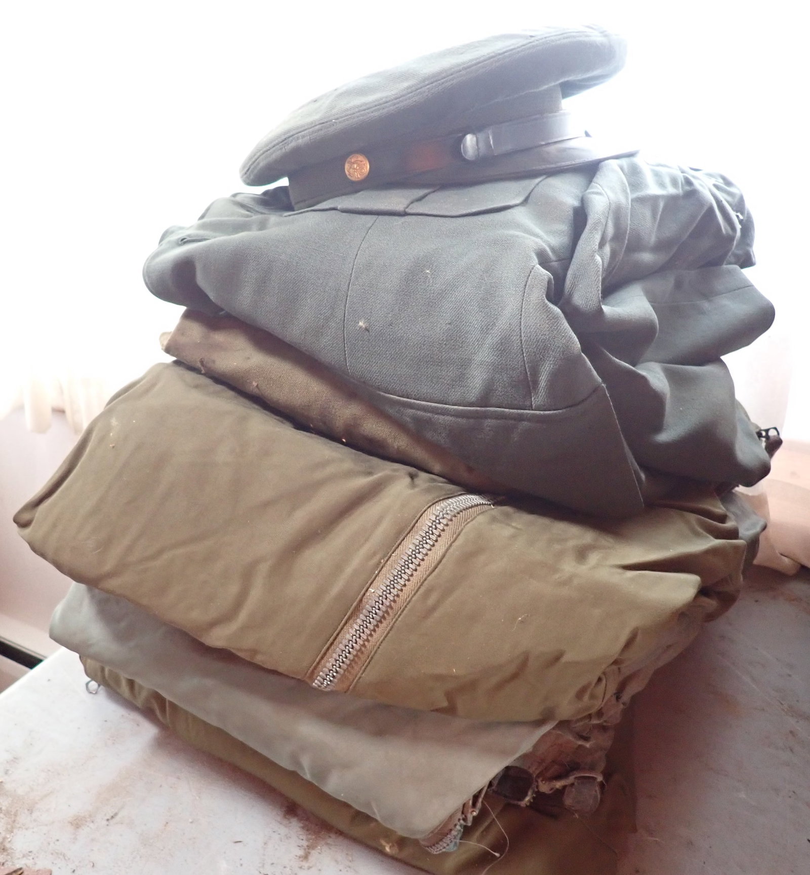 Military Clothing: Shipping available