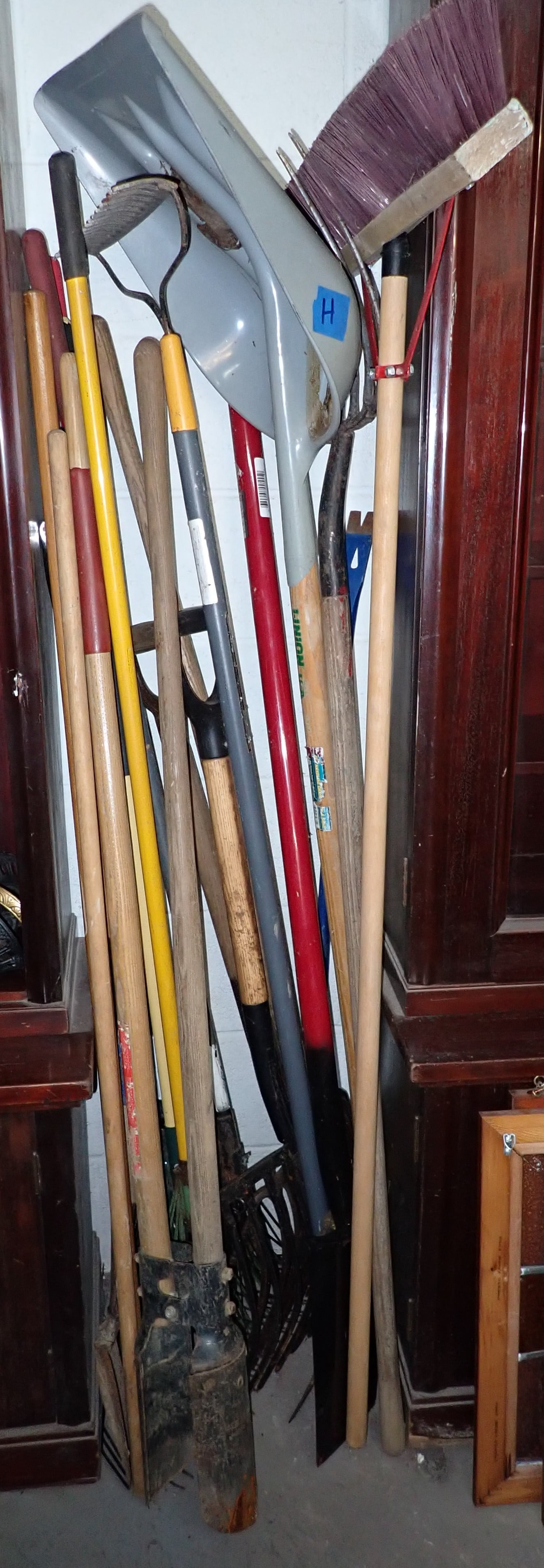 Garden Tools & Broom: Must take all ! No in house shipping