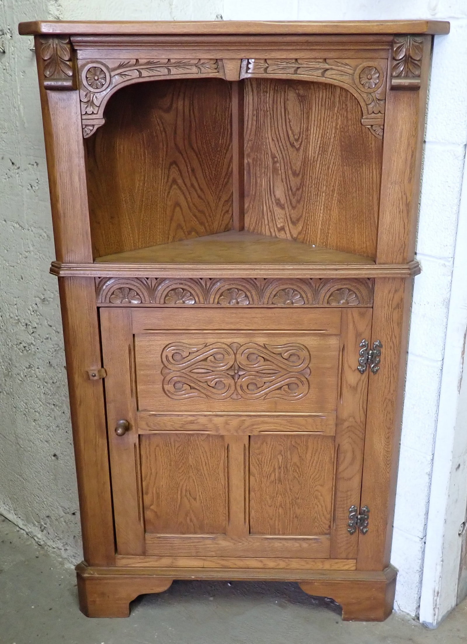 Oak Corner Cabinet (1 of 4)