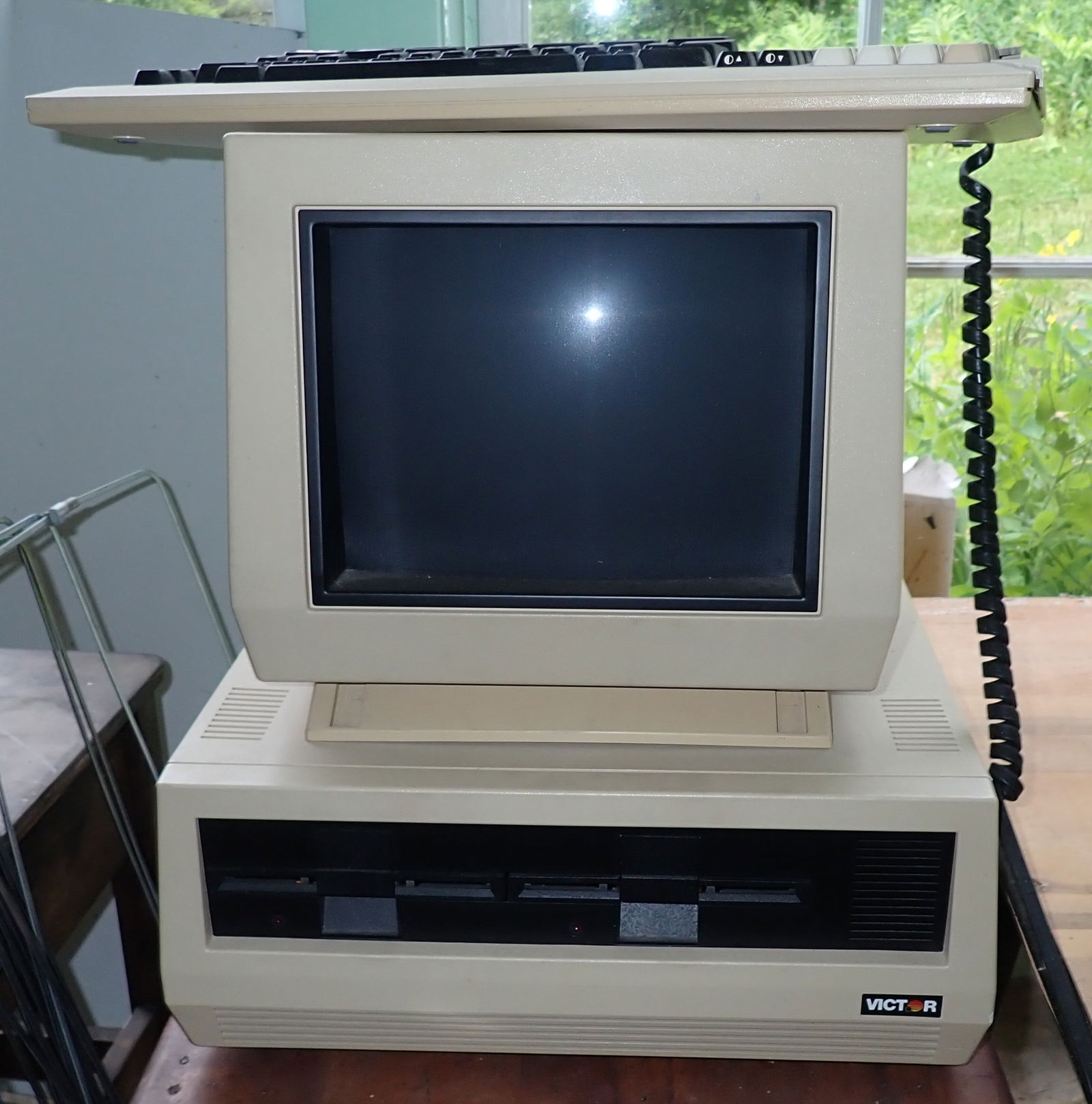 Victor Computer Keyboard & Monitor (1 of 6)