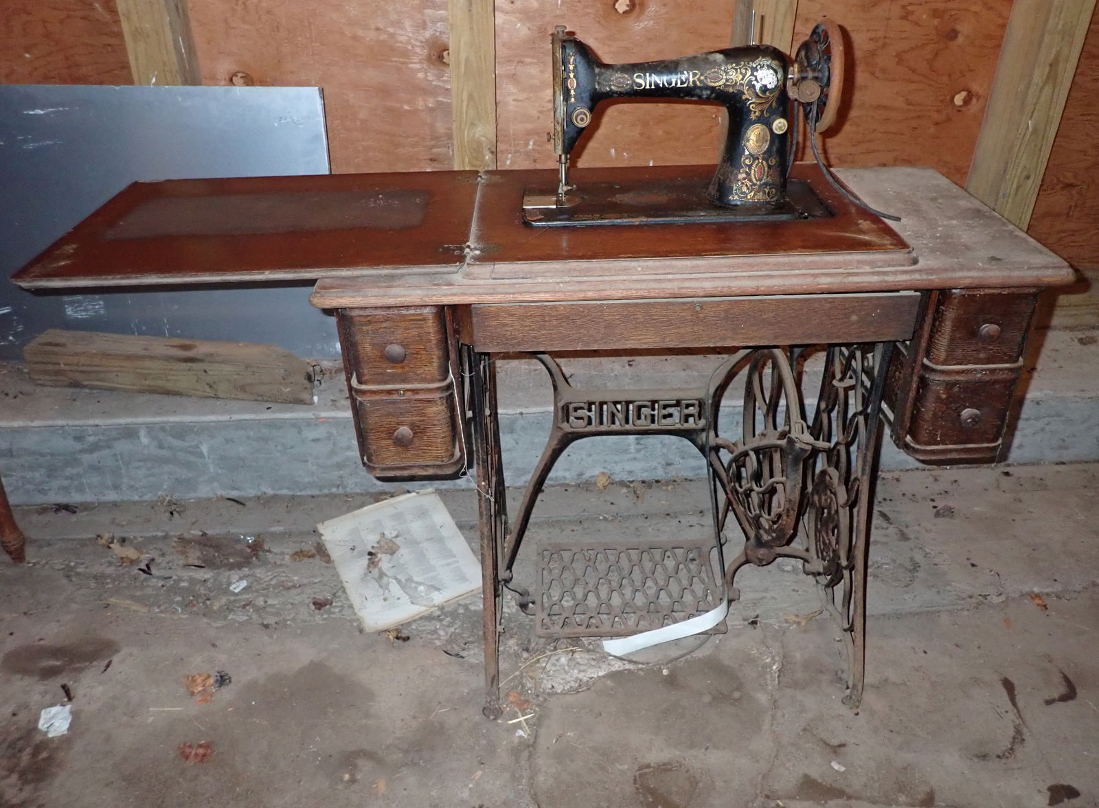 Singer Treadle Sewing Machine: No in house shipping ! Bring help to remove.