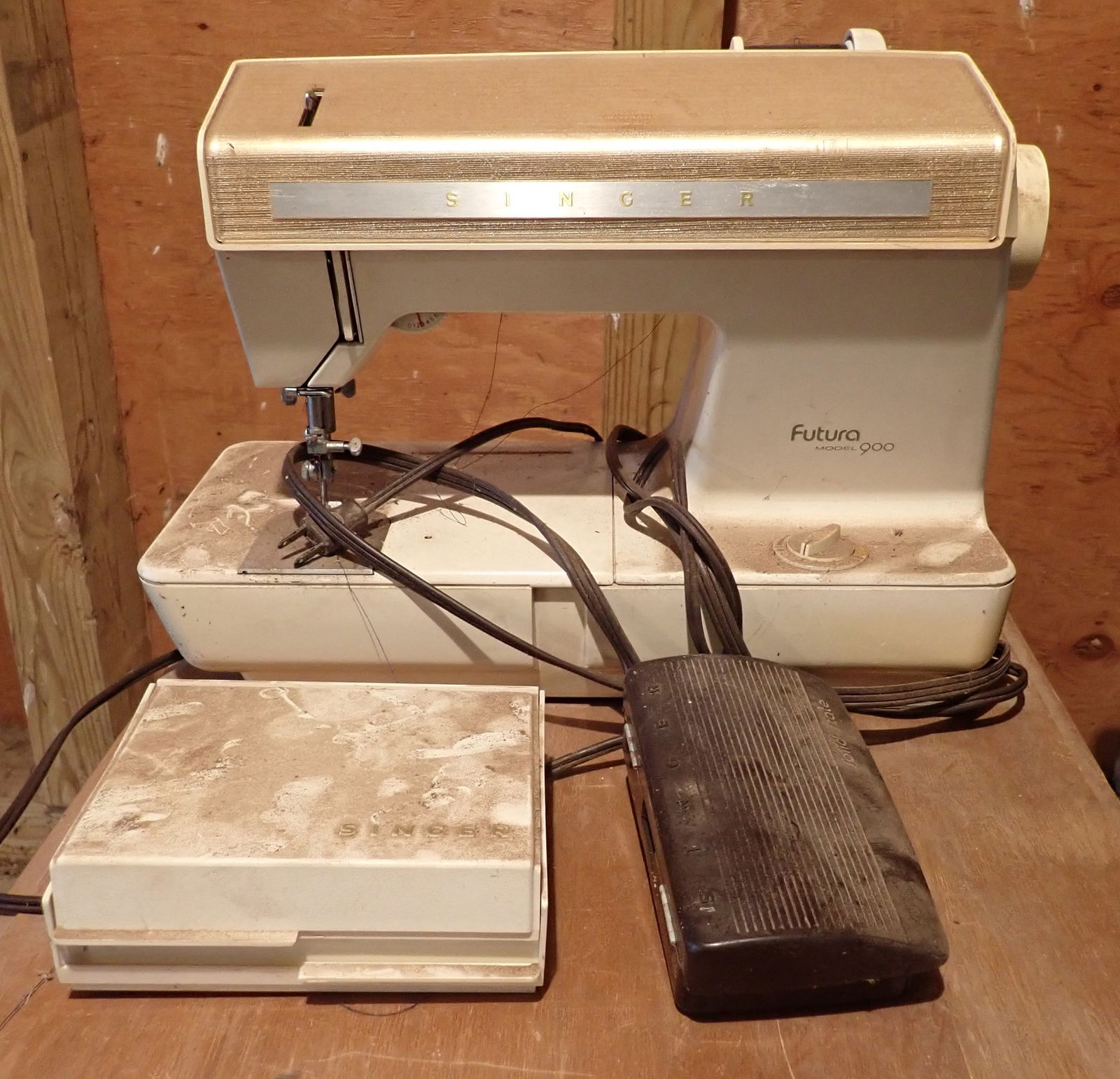 Singer Futura Model 900 Sewing Machine (1 of 6)