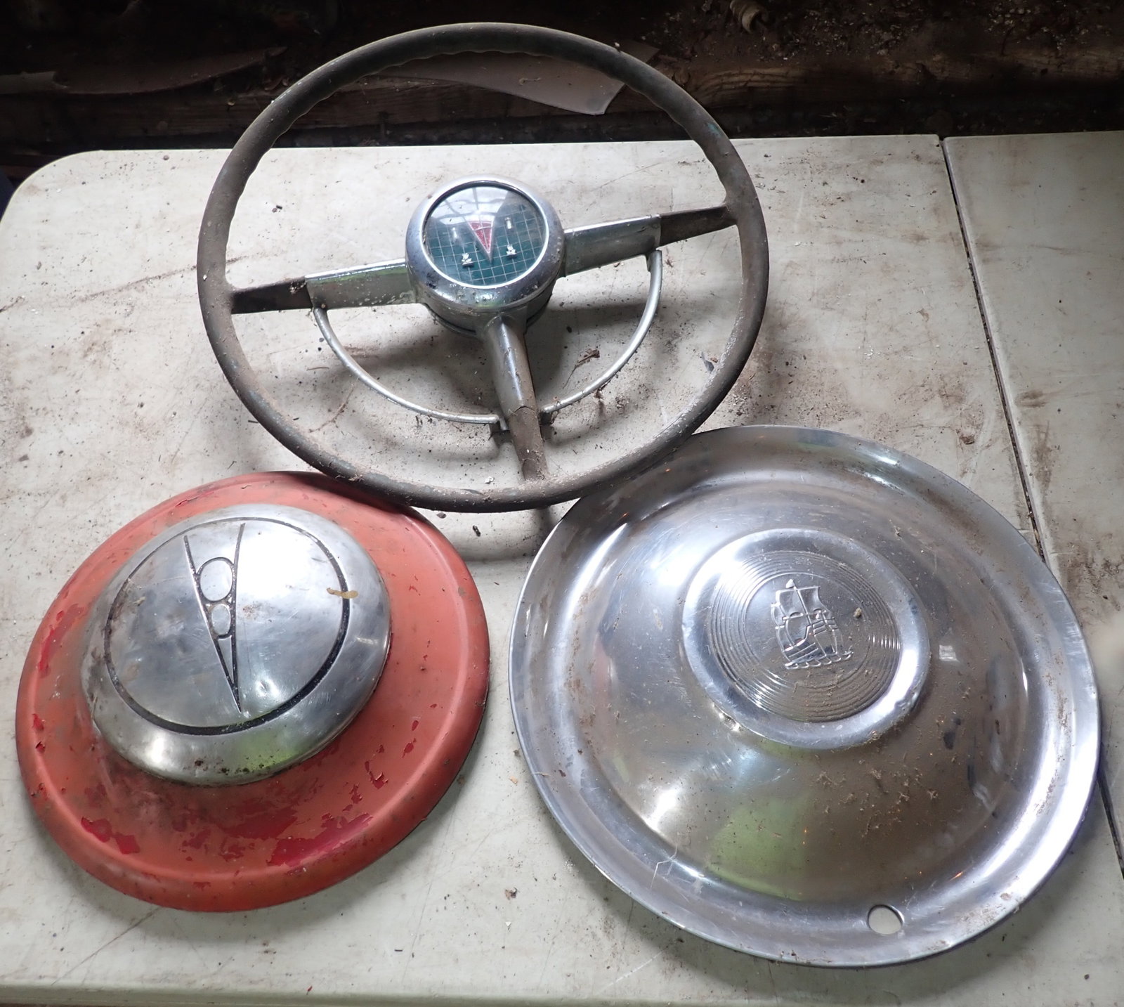 Hubcaps & Hudson Steering Wheel: Steering wheel is approx 17 1/2" in diameter. Shipping available ($20 handling charge, plus postage)