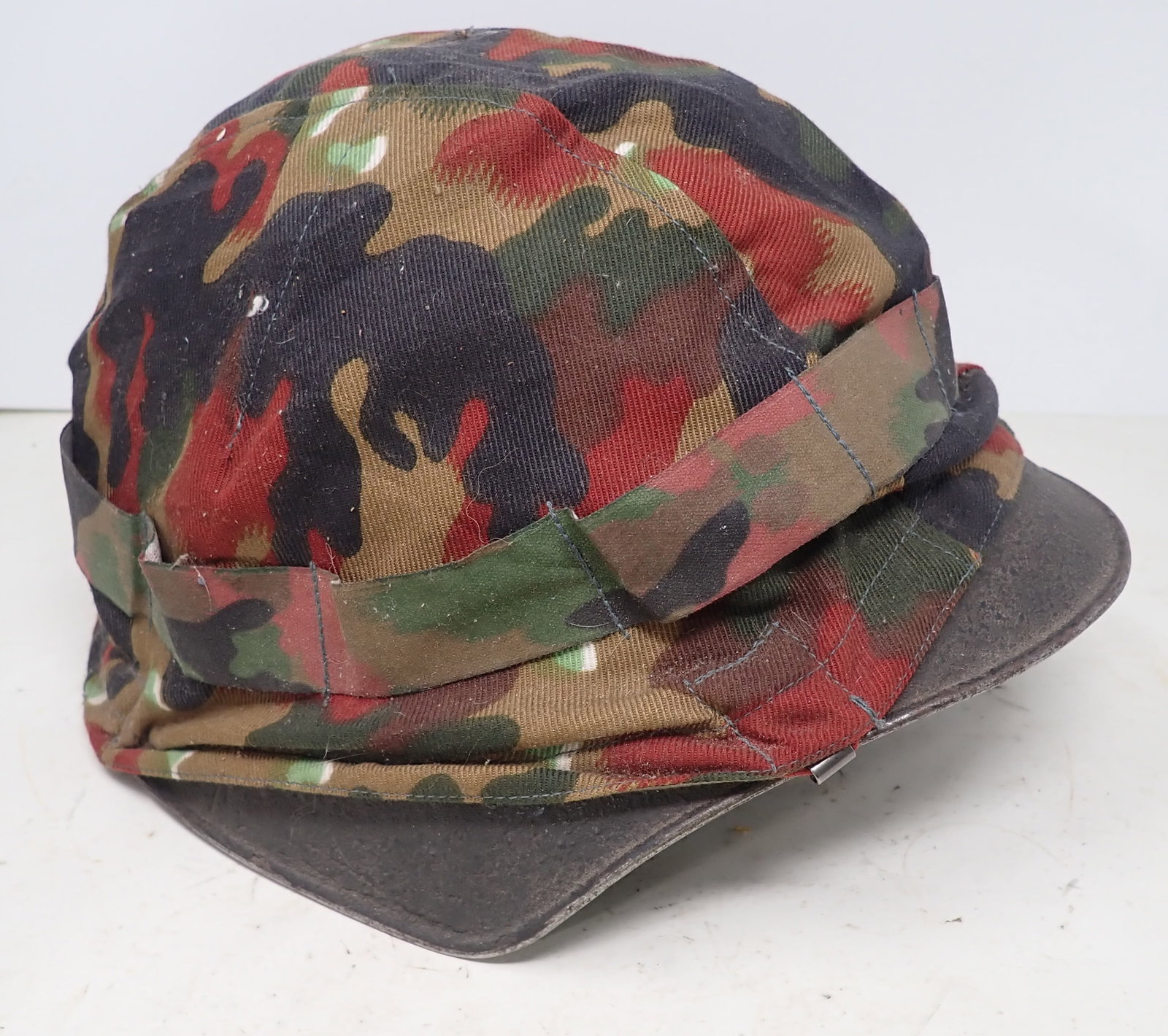 Military Helmet: Shipping available