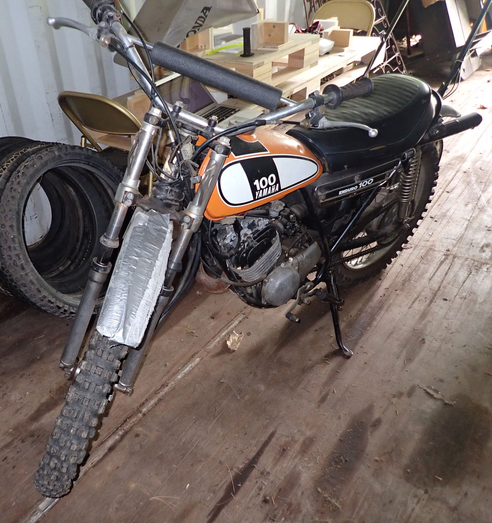 1975 Yamaha DT100 Enduro Motorcycle (1 of 7)