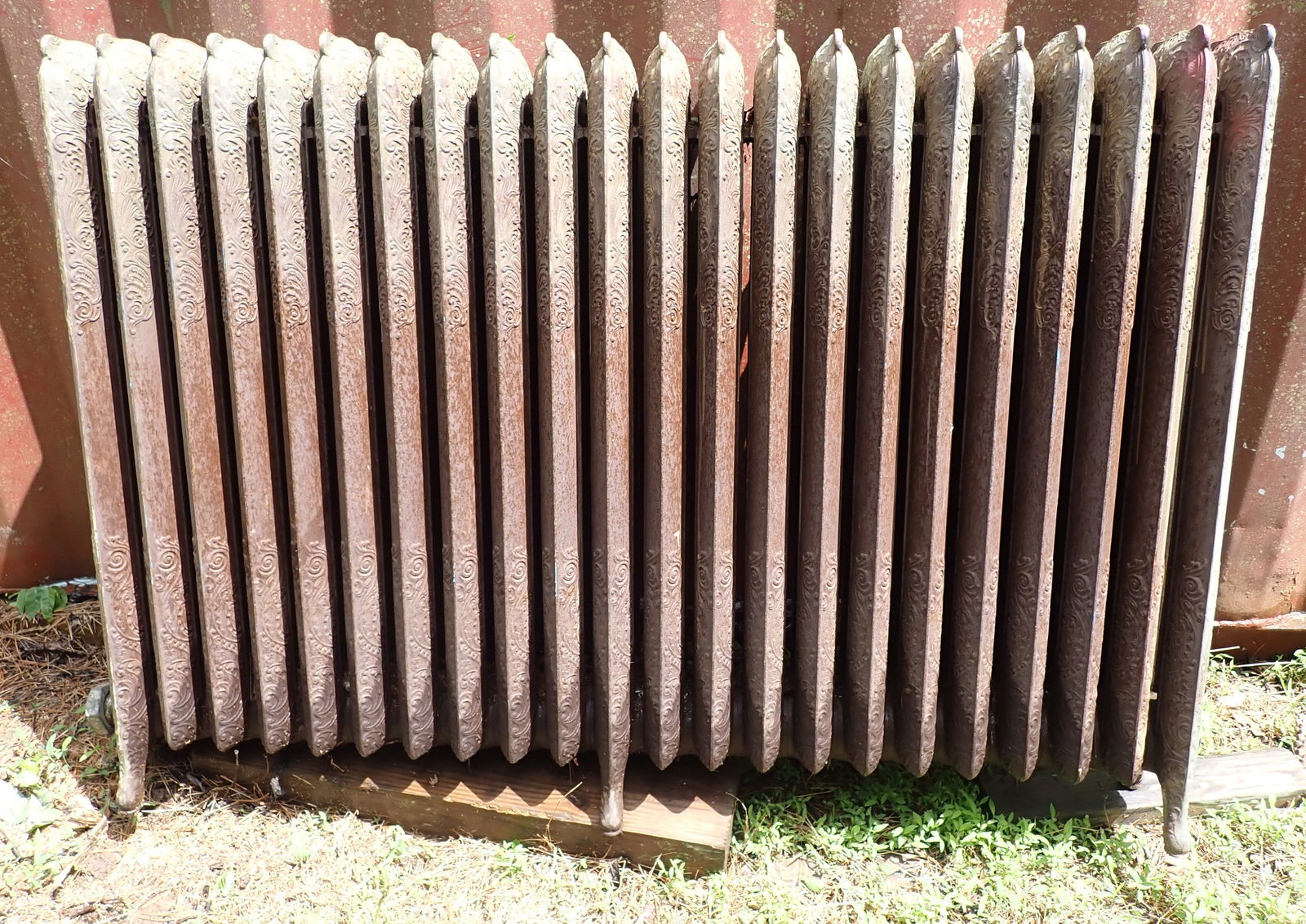Large Cast Iron Radiator (1 of 4)