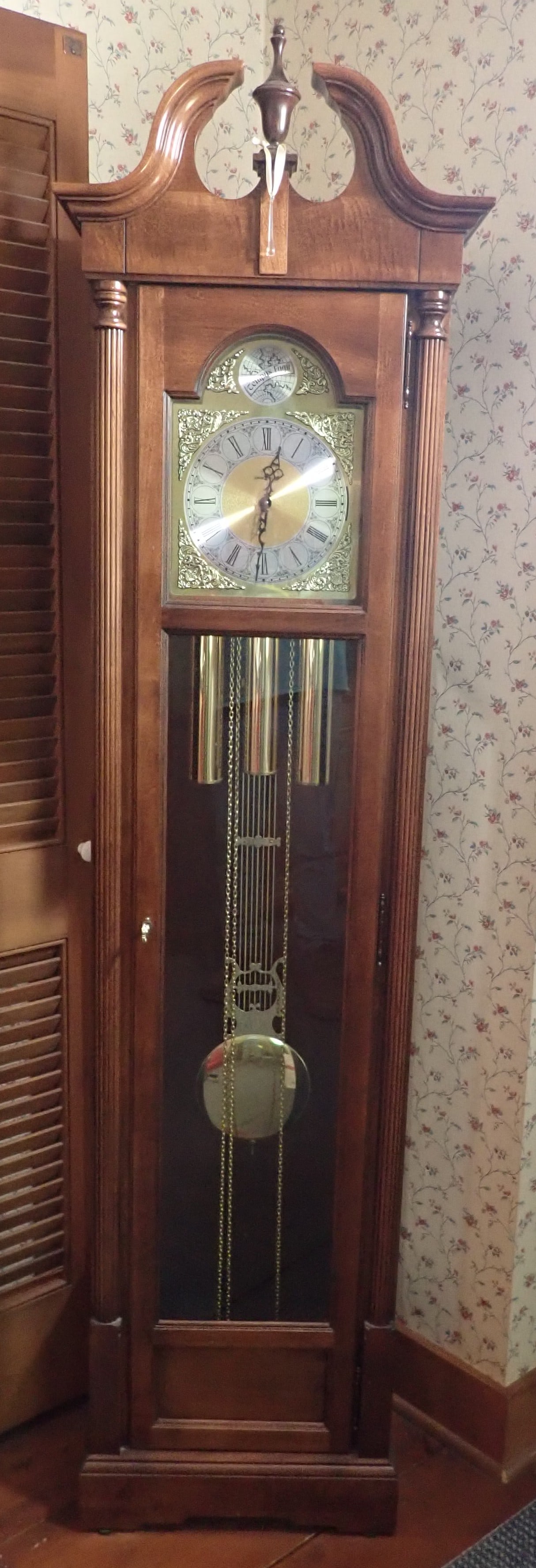 Howard Miller Grandfather Clock: Approx 78" tall. No in house shipping ! Bring help to remove.