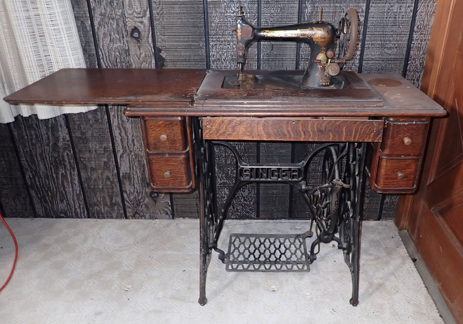 Singer Sewing Machine: NO in house shipping ! Bring help to remove.