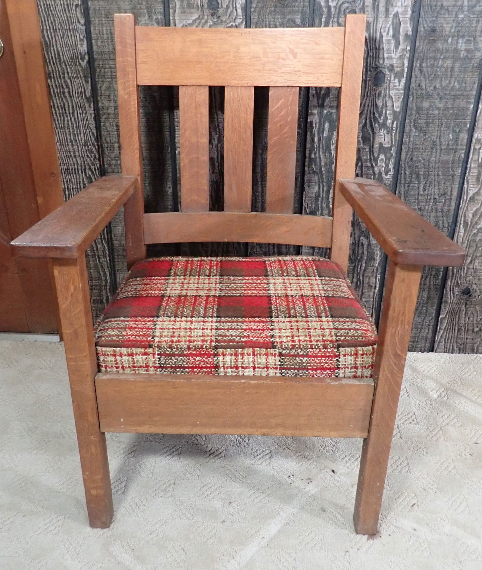Quaint Furniture Stickley Mission Arm Chair: Apprx 29 1/4" wide, 17 1/2" to seat, 20" deep, 38 1/4" tall. No in house shipping !