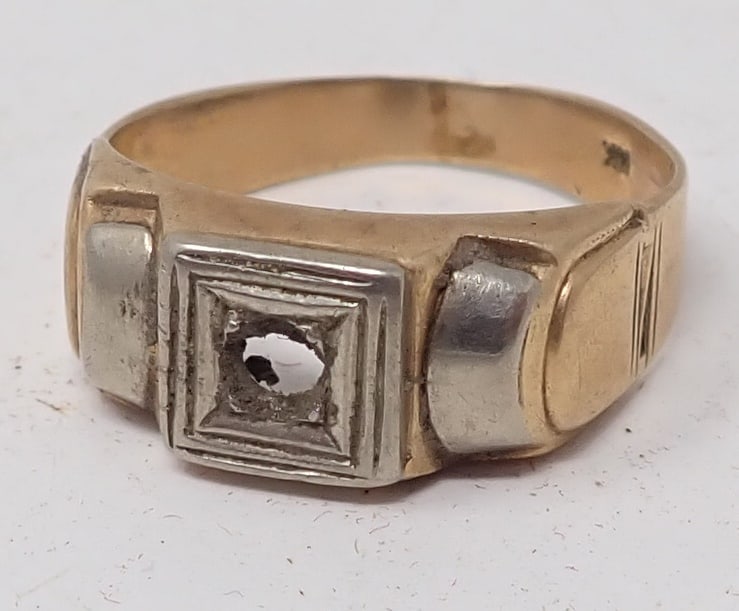 14k Gold Ring: Size 9 1/2. Weighs apprx 2.62 dwt . Shipping available