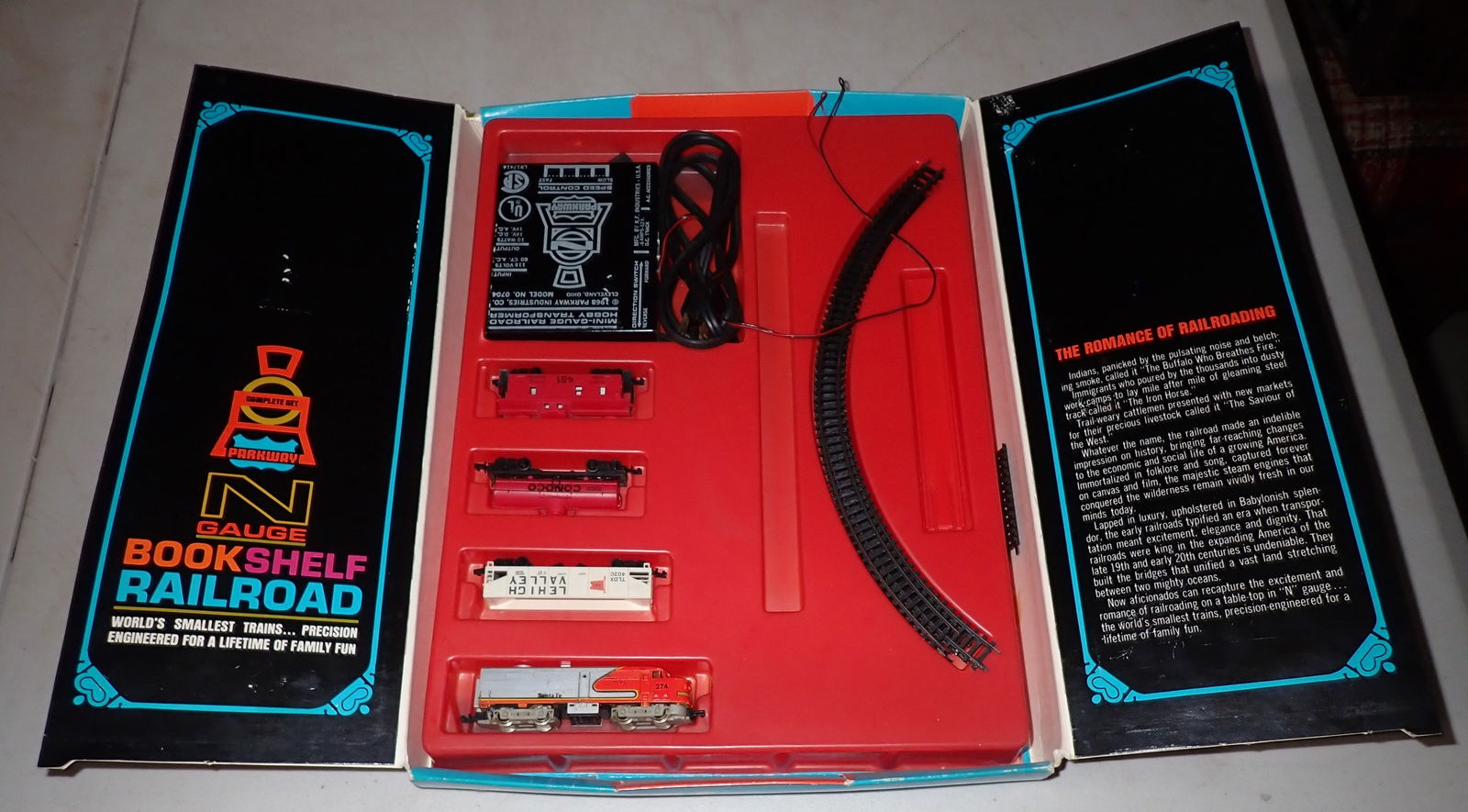 N Gauge Bookshelf Railroad Train Set (1 of 4)