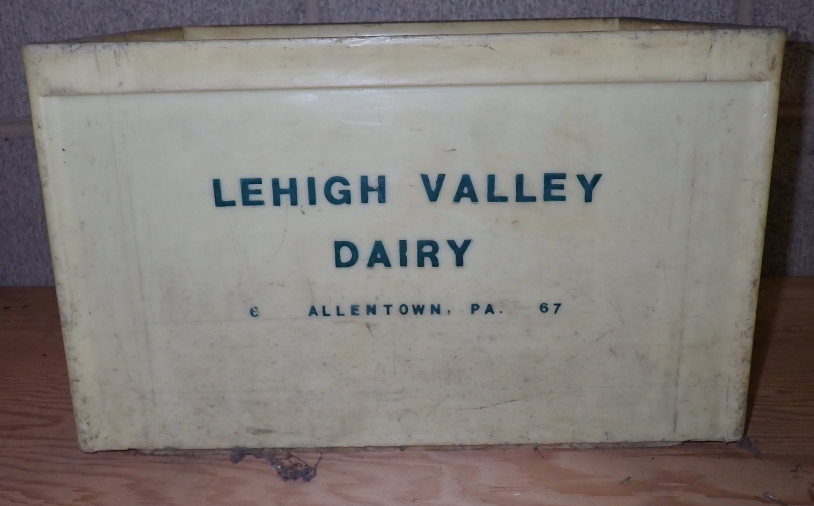 1967 Lehigh Valley Dairy Milk Crate Allentown Pa: Apprx 13" x 16 1/2" x 10 1/2" tall. Shipping available