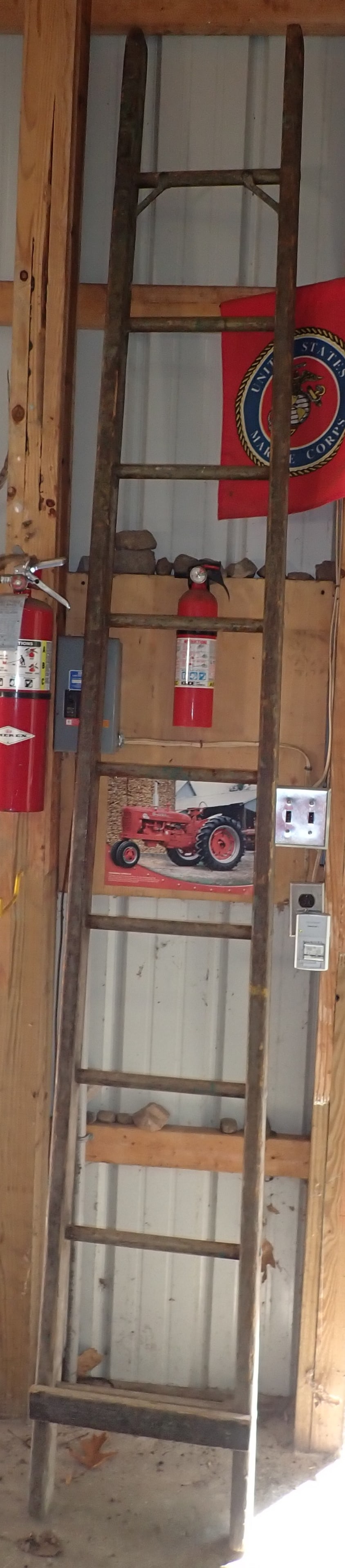 9' Wooden Ladder: Ladder only ! No in house shipping