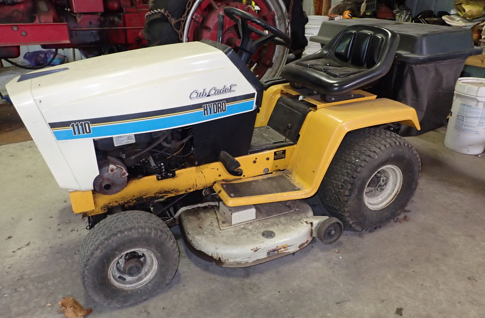 Cub Cadet 1110 Hydro Riding Mower (1 of 10)