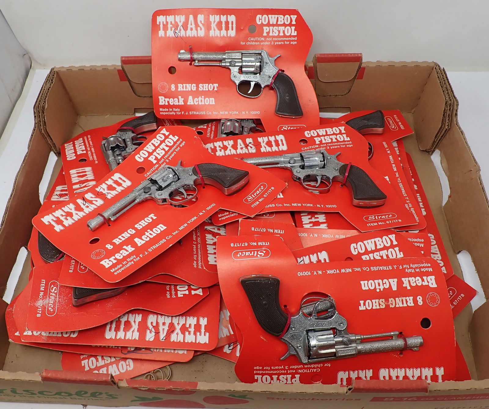 26 Straco Texas Kid Cowboy Pistols: Approx 6" long. New old Stock ! Shipping available ($20 handling charge, plus postage)