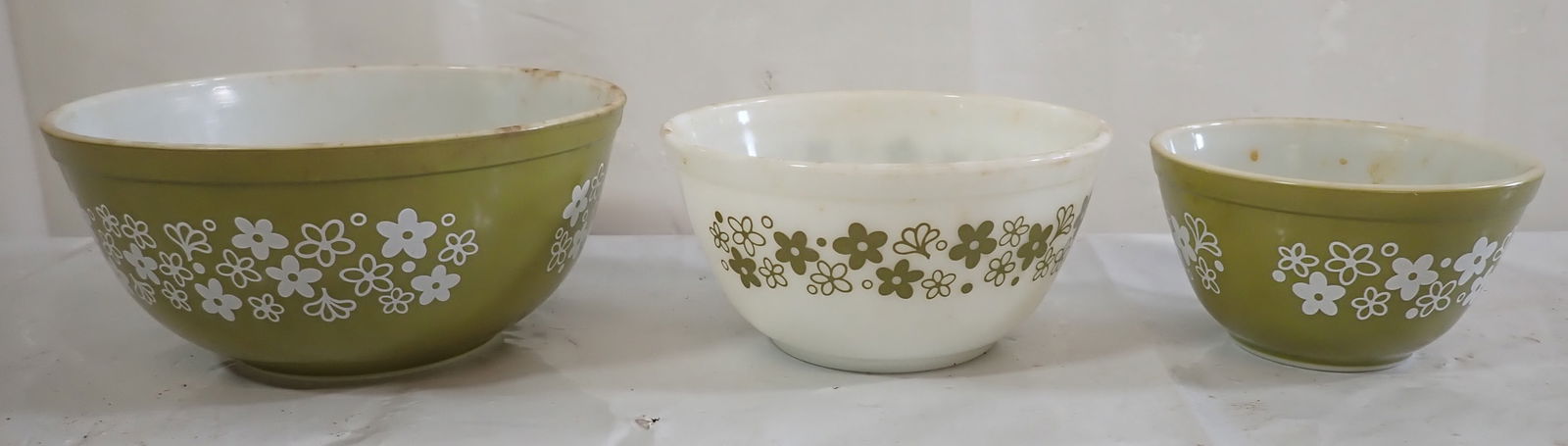 Pyrex Mixing Bowls: Largest is apprx 8 5/8" in diameter and 4" tall. Shipping available