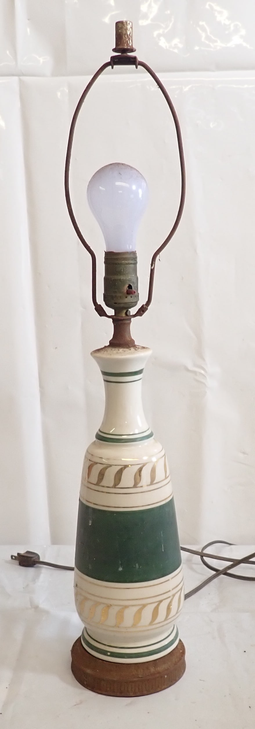 Mid Century Modern Table Lamp: Approx 25 1/2" tall. Shipping available ( $20 handling charge, plus postage)