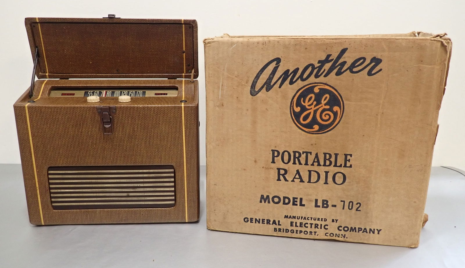 General Electric Portable Radio Model LB-702 (1 of 7)
