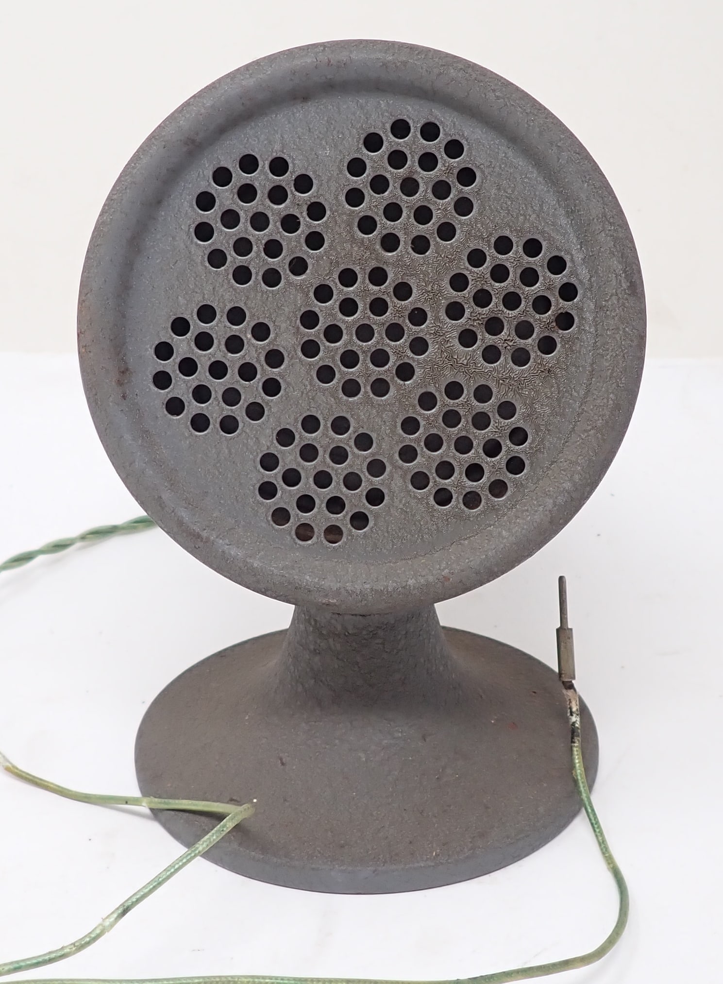 Speaker: Apprx 4 1/2" in diameter and 7 1/4" tall. Shipping available