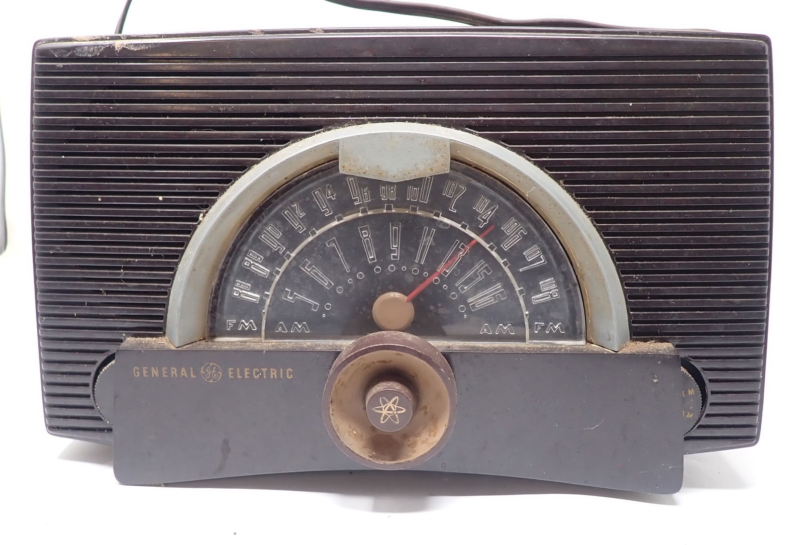 General Electric Model 409 Bakelite Radio (1 of 3)