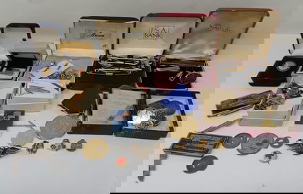 Pins Tie Tacs Carvers Knife Tokens & Misc