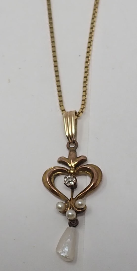 Gold Chain with Early Pendant (1 of 7)