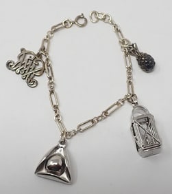 Williamsburg VA Souvenir Charm Bracelet