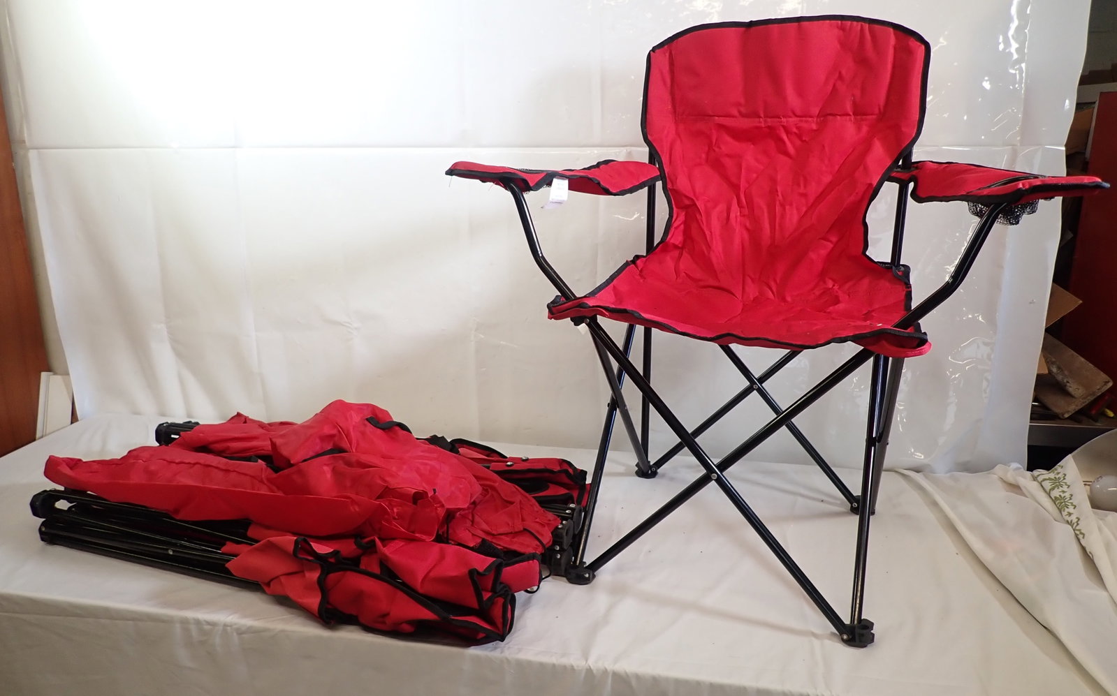 4 Folding Chairs: No in house shipping !