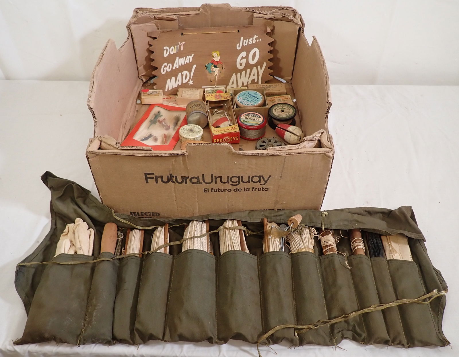 Vintage Bob-Bet Bait Box Lures Hooks & Misc (1 of 5)