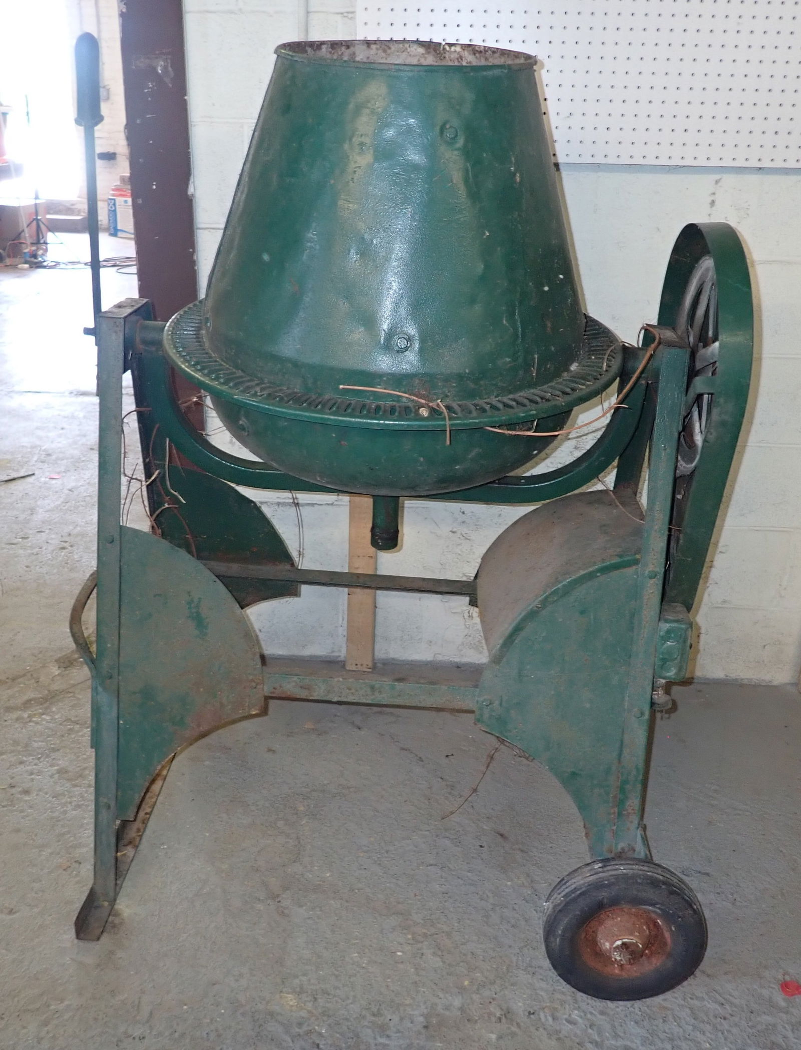 Concrete Mixer: Needs motor. Bring help to load ! No in house shipping !