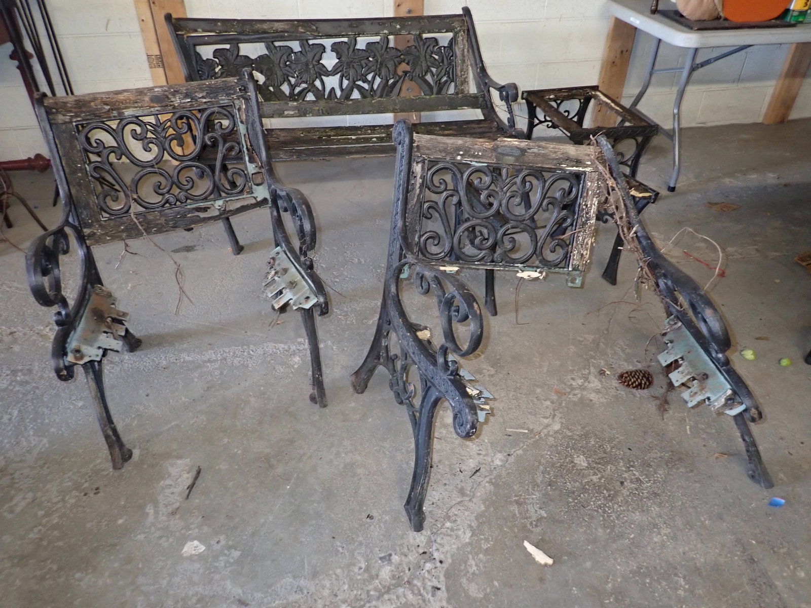Cast Iron Patio / Porch Furniture: NO in house shipping ! Bring help to remove