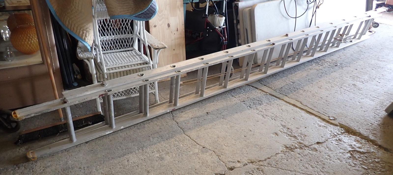 26' Aluminum Extension Ladder (1 of 2)